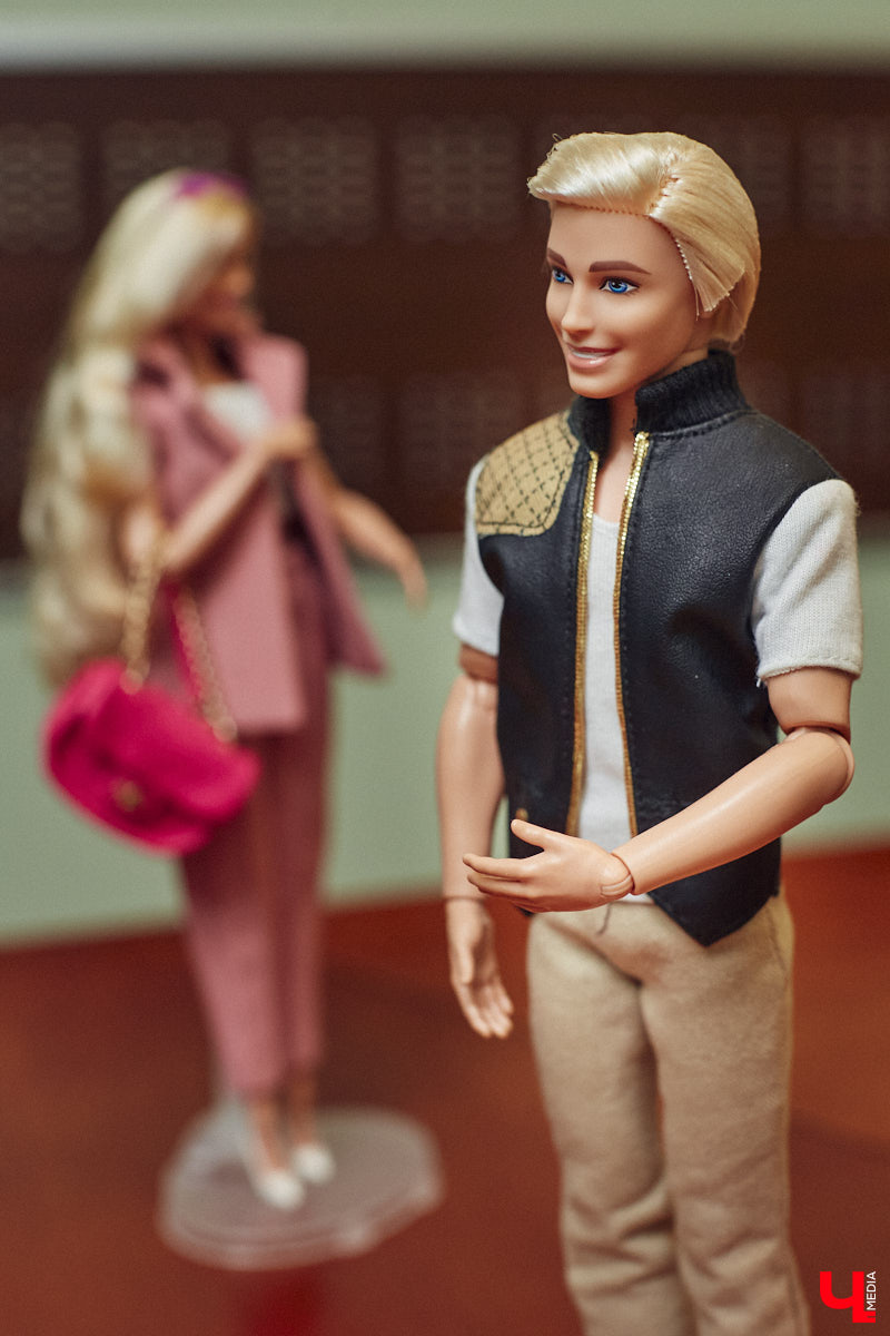 Взрослые тоже любят играть. Только так им удается хоть ненадолго открыть портал в прошлое. Екатерина Артюхова из Владимира посвящает свободное время барби. Она их наряжает, перепрошивает, иногда меняет части тел, дабы довести куколку до идеала. В ее коллекции уже около 70 гламурных красоток и мачо, часть из которых звездные копии.