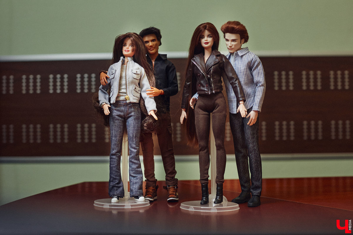 Взрослые тоже любят играть. Только так им удается хоть ненадолго открыть портал в прошлое. Екатерина Артюхова из Владимира посвящает свободное время барби. Она их наряжает, перепрошивает, иногда меняет части тел, дабы довести куколку до идеала. В ее коллекции уже около 70 гламурных красоток и мачо, часть из которых звездные копии.