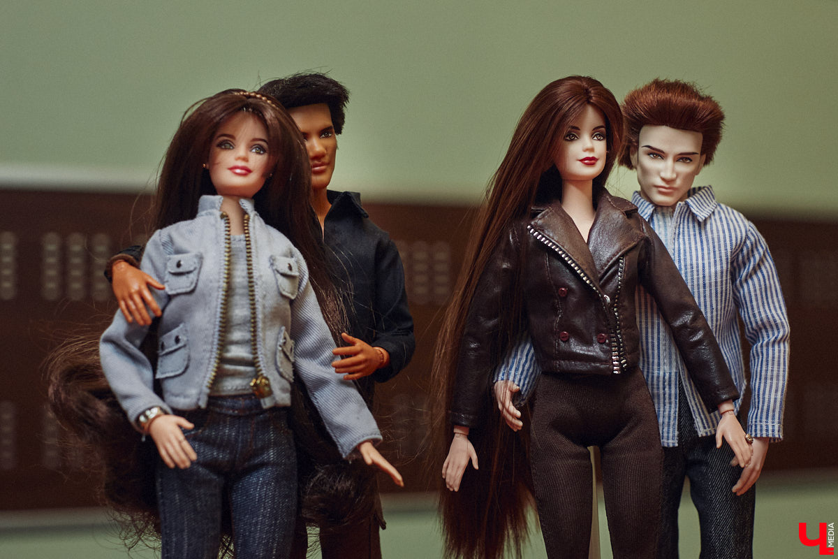 Взрослые тоже любят играть. Только так им удается хоть ненадолго открыть портал в прошлое. Екатерина Артюхова из Владимира посвящает свободное время барби. Она их наряжает, перепрошивает, иногда меняет части тел, дабы довести куколку до идеала. В ее коллекции уже около 70 гламурных красоток и мачо, часть из которых звездные копии.