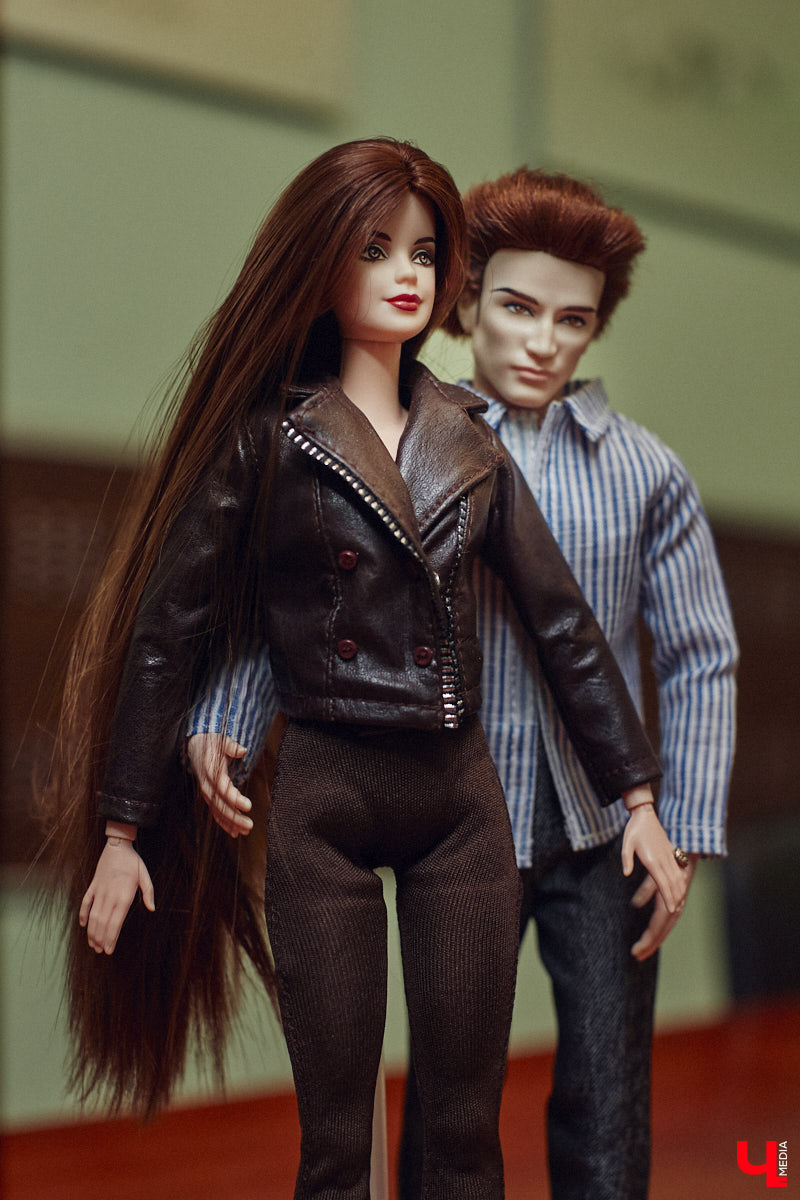 Взрослые тоже любят играть. Только так им удается хоть ненадолго открыть портал в прошлое. Екатерина Артюхова из Владимира посвящает свободное время барби. Она их наряжает, перепрошивает, иногда меняет части тел, дабы довести куколку до идеала. В ее коллекции уже около 70 гламурных красоток и мачо, часть из которых звездные копии.