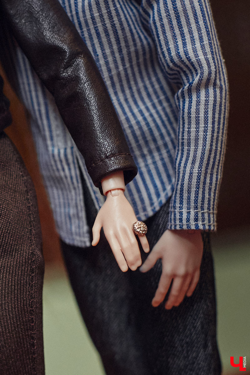 Взрослые тоже любят играть. Только так им удается хоть ненадолго открыть портал в прошлое. Екатерина Артюхова из Владимира посвящает свободное время барби. Она их наряжает, перепрошивает, иногда меняет части тел, дабы довести куколку до идеала. В ее коллекции уже около 70 гламурных красоток и мачо, часть из которых звездные копии.