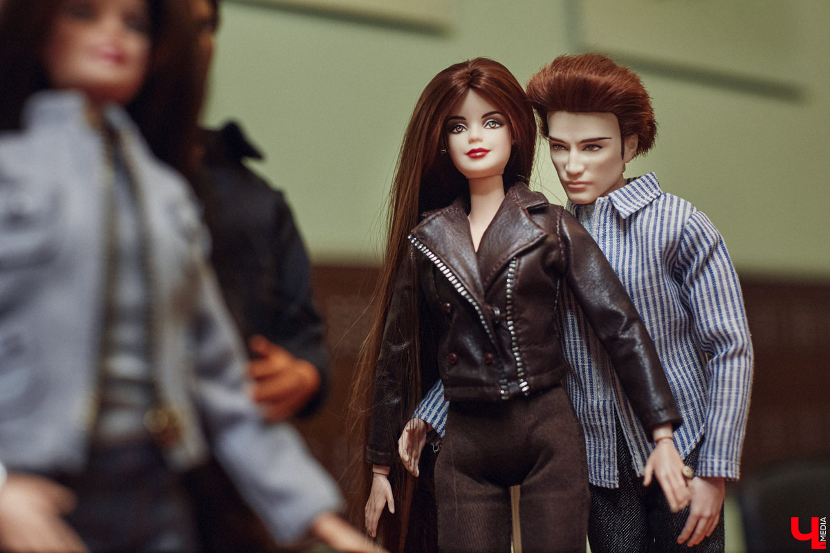 Взрослые тоже любят играть. Только так им удается хоть ненадолго открыть портал в прошлое. Екатерина Артюхова из Владимира посвящает свободное время барби. Она их наряжает, перепрошивает, иногда меняет части тел, дабы довести куколку до идеала. В ее коллекции уже около 70 гламурных красоток и мачо, часть из которых звездные копии.