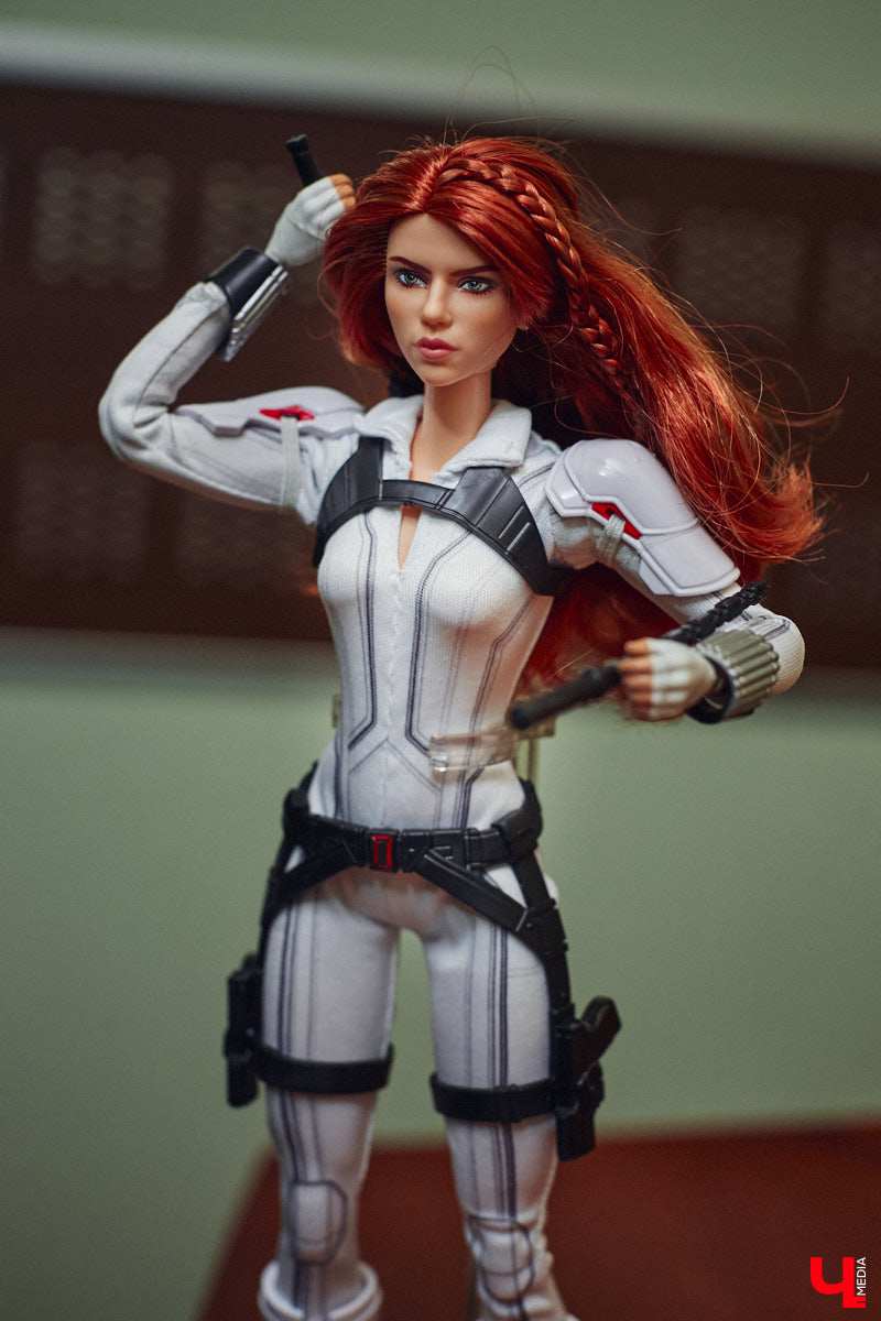 Взрослые тоже любят играть. Только так им удается хоть ненадолго открыть портал в прошлое. Екатерина Артюхова из Владимира посвящает свободное время барби. Она их наряжает, перепрошивает, иногда меняет части тел, дабы довести куколку до идеала. В ее коллекции уже около 70 гламурных красоток и мачо, часть из которых звездные копии.