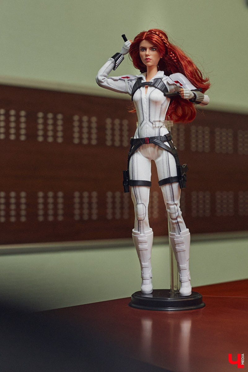 Взрослые тоже любят играть. Только так им удается хоть ненадолго открыть портал в прошлое. Екатерина Артюхова из Владимира посвящает свободное время барби. Она их наряжает, перепрошивает, иногда меняет части тел, дабы довести куколку до идеала. В ее коллекции уже около 70 гламурных красоток и мачо, часть из которых звездные копии.