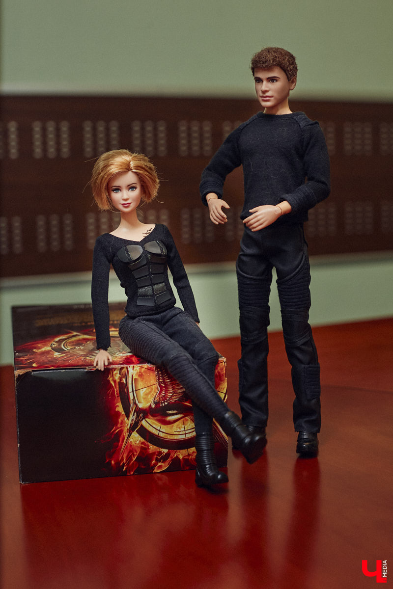 Взрослые тоже любят играть. Только так им удается хоть ненадолго открыть портал в прошлое. Екатерина Артюхова из Владимира посвящает свободное время барби. Она их наряжает, перепрошивает, иногда меняет части тел, дабы довести куколку до идеала. В ее коллекции уже около 70 гламурных красоток и мачо, часть из которых звездные копии.