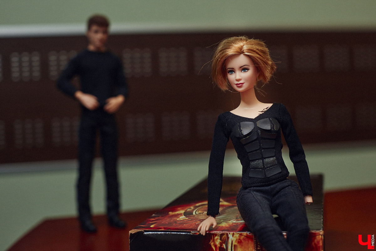 Взрослые тоже любят играть. Только так им удается хоть ненадолго открыть портал в прошлое. Екатерина Артюхова из Владимира посвящает свободное время барби. Она их наряжает, перепрошивает, иногда меняет части тел, дабы довести куколку до идеала. В ее коллекции уже около 70 гламурных красоток и мачо, часть из которых звездные копии.