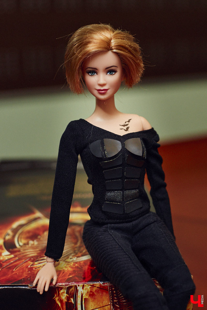 Взрослые тоже любят играть. Только так им удается хоть ненадолго открыть портал в прошлое. Екатерина Артюхова из Владимира посвящает свободное время барби. Она их наряжает, перепрошивает, иногда меняет части тел, дабы довести куколку до идеала. В ее коллекции уже около 70 гламурных красоток и мачо, часть из которых звездные копии.