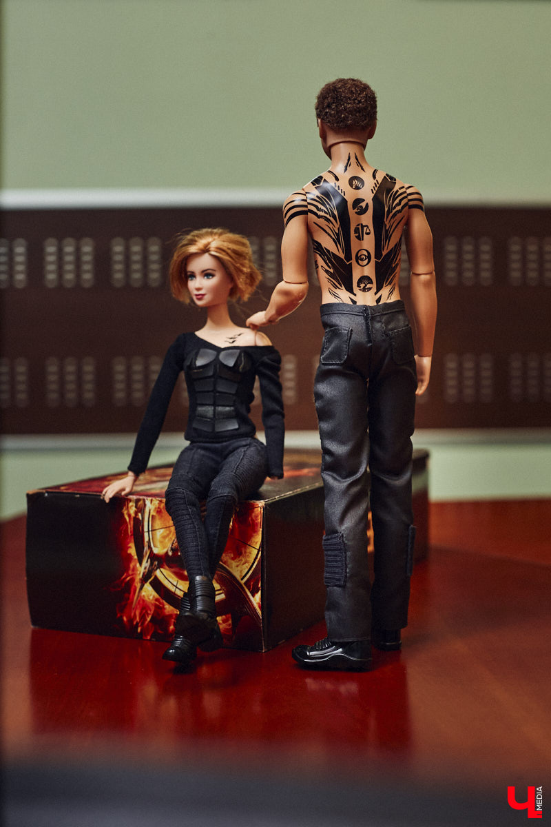 Взрослые тоже любят играть. Только так им удается хоть ненадолго открыть портал в прошлое. Екатерина Артюхова из Владимира посвящает свободное время барби. Она их наряжает, перепрошивает, иногда меняет части тел, дабы довести куколку до идеала. В ее коллекции уже около 70 гламурных красоток и мачо, часть из которых звездные копии.