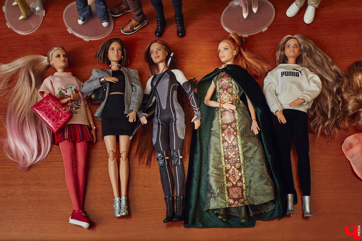 Взрослые тоже любят играть. Только так им удается хоть ненадолго открыть портал в прошлое. Екатерина Артюхова из Владимира посвящает свободное время барби. Она их наряжает, перепрошивает, иногда меняет части тел, дабы довести куколку до идеала. В ее коллекции уже около 70 гламурных красоток и мачо, часть из которых звездные копии.