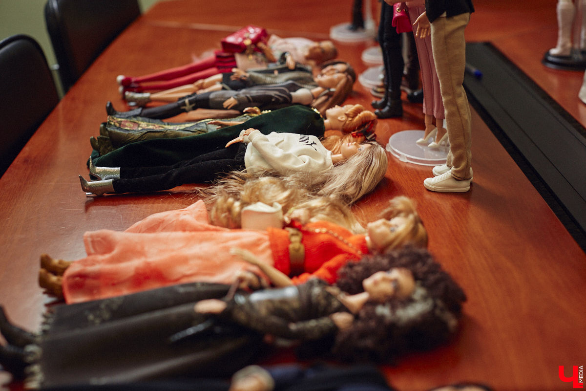 Взрослые тоже любят играть. Только так им удается хоть ненадолго открыть портал в прошлое. Екатерина Артюхова из Владимира посвящает свободное время барби. Она их наряжает, перепрошивает, иногда меняет части тел, дабы довести куколку до идеала. В ее коллекции уже около 70 гламурных красоток и мачо, часть из которых звездные копии.