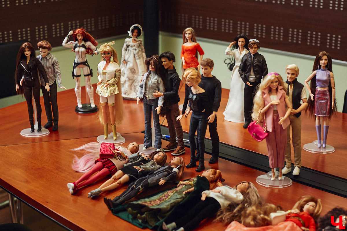 Взрослые тоже любят играть. Только так им удается хоть ненадолго открыть портал в прошлое. Екатерина Артюхова из Владимира посвящает свободное время барби. Она их наряжает, перепрошивает, иногда меняет части тел, дабы довести куколку до идеала. В ее коллекции уже около 70 гламурных красоток и мачо, часть из которых звездные копии.