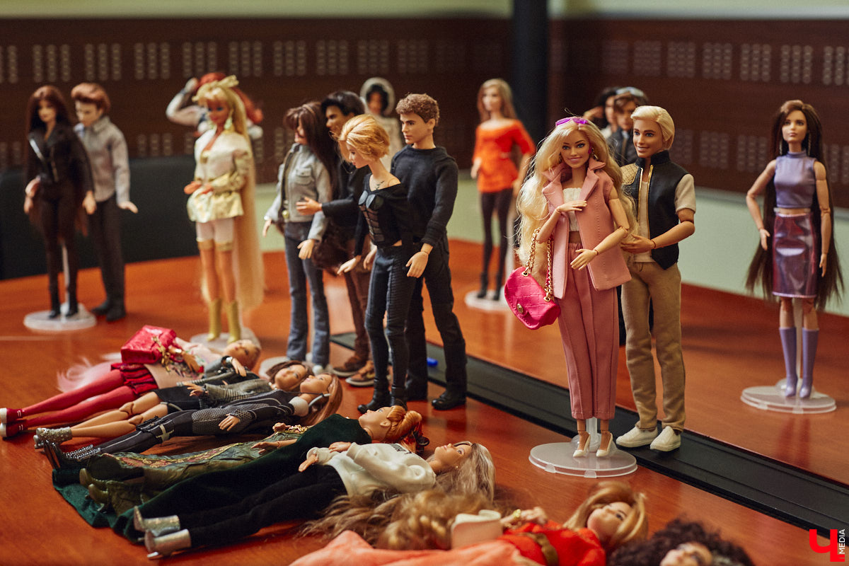 Взрослые тоже любят играть. Только так им удается хоть ненадолго открыть портал в прошлое. Екатерина Артюхова из Владимира посвящает свободное время барби. Она их наряжает, перепрошивает, иногда меняет части тел, дабы довести куколку до идеала. В ее коллекции уже около 70 гламурных красоток и мачо, часть из которых звездные копии.