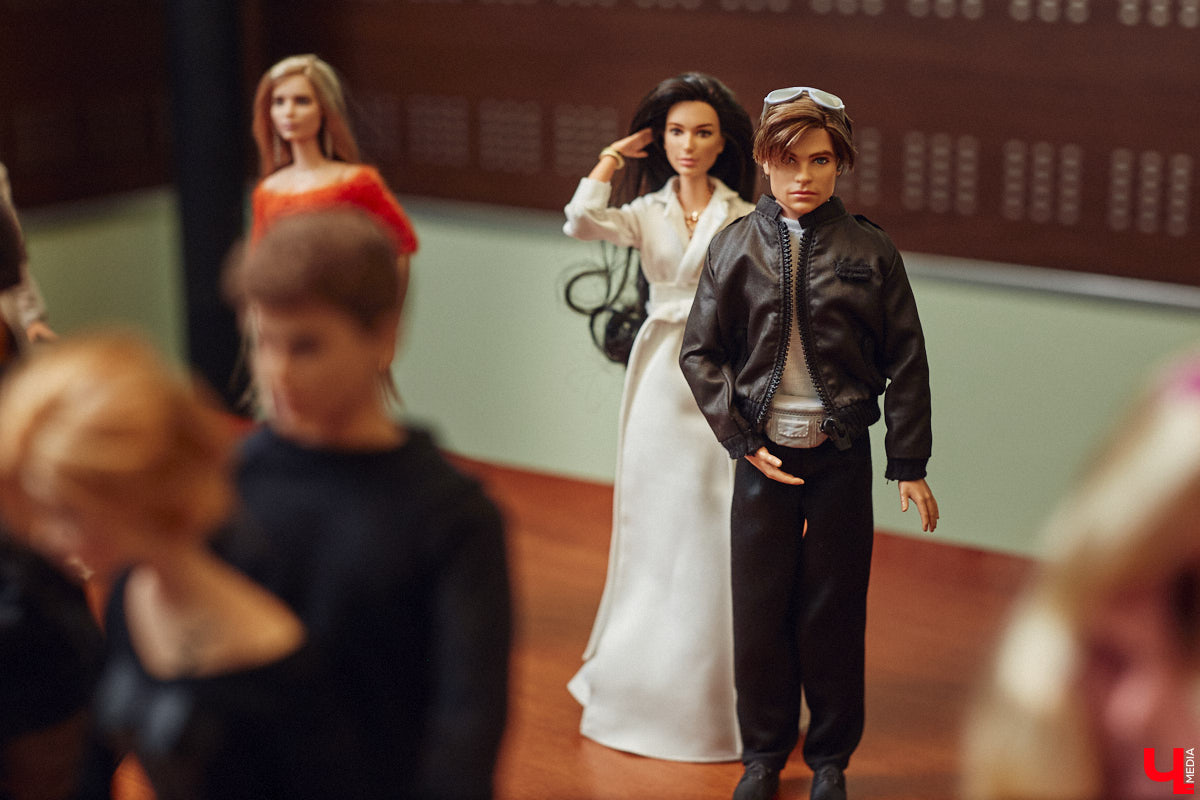 Взрослые тоже любят играть. Только так им удается хоть ненадолго открыть портал в прошлое. Екатерина Артюхова из Владимира посвящает свободное время барби. Она их наряжает, перепрошивает, иногда меняет части тел, дабы довести куколку до идеала. В ее коллекции уже около 70 гламурных красоток и мачо, часть из которых звездные копии.