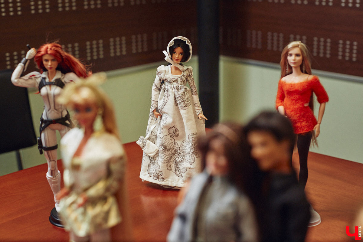 Взрослые тоже любят играть. Только так им удается хоть ненадолго открыть портал в прошлое. Екатерина Артюхова из Владимира посвящает свободное время барби. Она их наряжает, перепрошивает, иногда меняет части тел, дабы довести куколку до идеала. В ее коллекции уже около 70 гламурных красоток и мачо, часть из которых звездные копии.