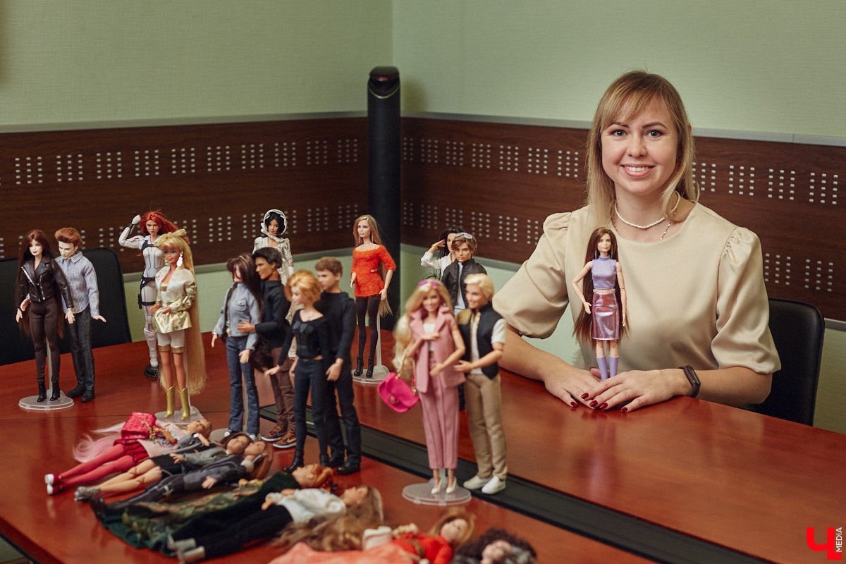Взрослые тоже любят играть. Только так им удается хоть ненадолго открыть портал в прошлое. Екатерина Артюхова из Владимира посвящает свободное время барби. Она их наряжает, перепрошивает, иногда меняет части тел, дабы довести куколку до идеала. В ее коллекции уже около 70 гламурных красоток и мачо, часть из которых звездные копии.