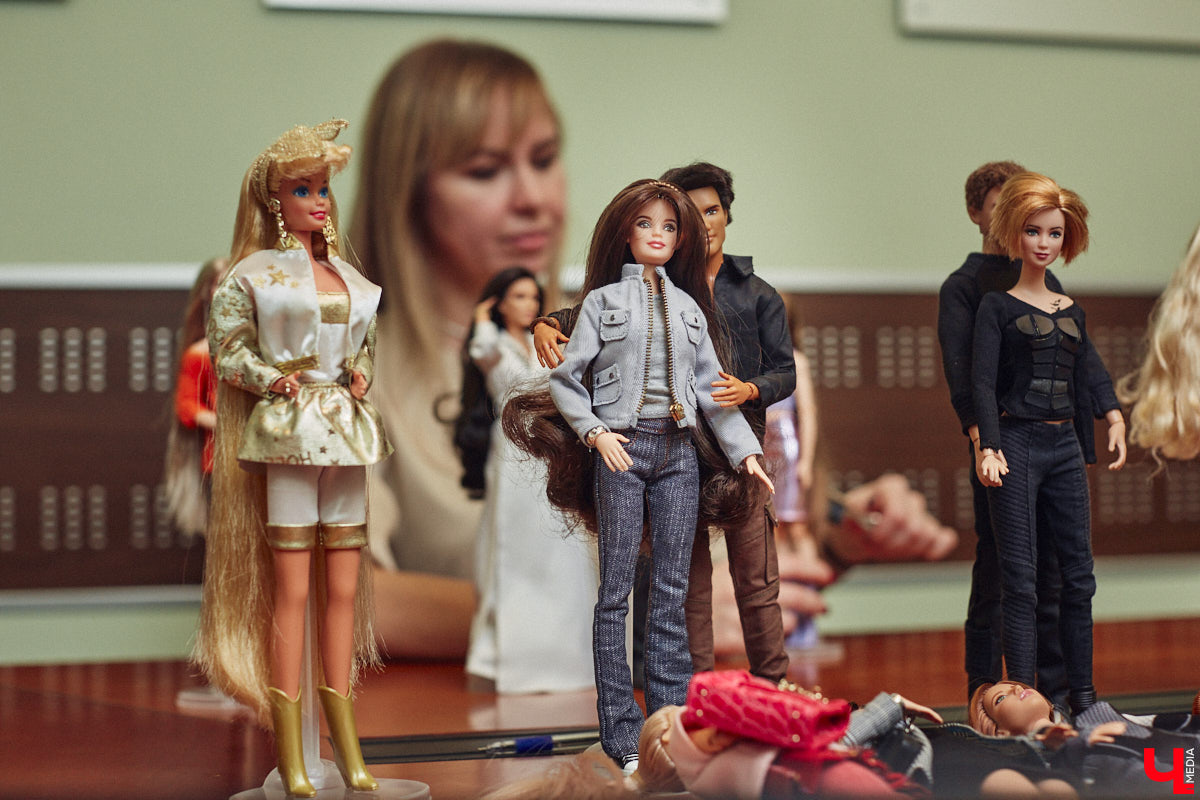 Взрослые тоже любят играть. Только так им удается хоть ненадолго открыть портал в прошлое. Екатерина Артюхова из Владимира посвящает свободное время барби. Она их наряжает, перепрошивает, иногда меняет части тел, дабы довести куколку до идеала. В ее коллекции уже около 70 гламурных красоток и мачо, часть из которых звездные копии.