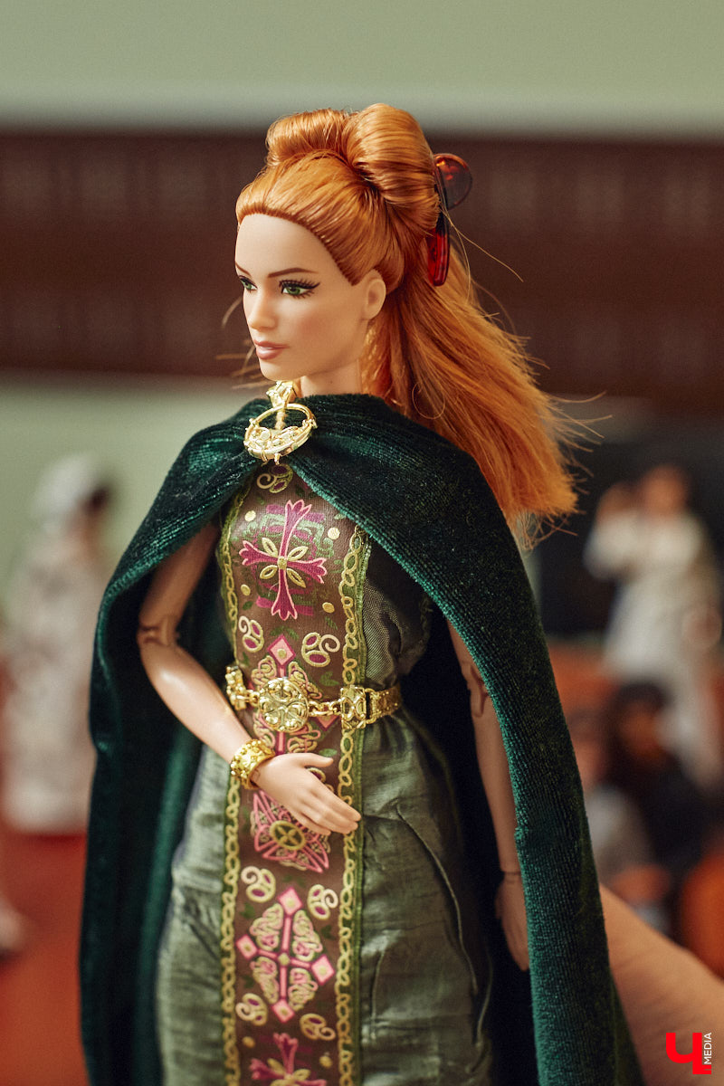 Взрослые тоже любят играть. Только так им удается хоть ненадолго открыть портал в прошлое. Екатерина Артюхова из Владимира посвящает свободное время барби. Она их наряжает, перепрошивает, иногда меняет части тел, дабы довести куколку до идеала. В ее коллекции уже около 70 гламурных красоток и мачо, часть из которых звездные копии.