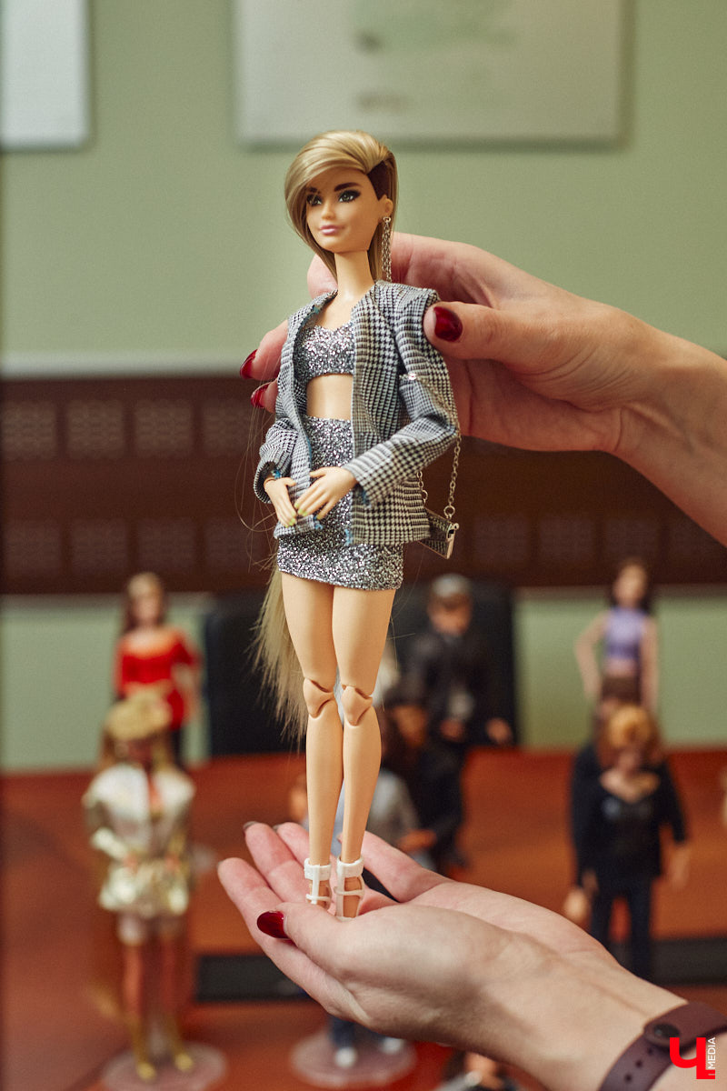 Взрослые тоже любят играть. Только так им удается хоть ненадолго открыть портал в прошлое. Екатерина Артюхова из Владимира посвящает свободное время барби. Она их наряжает, перепрошивает, иногда меняет части тел, дабы довести куколку до идеала. В ее коллекции уже около 70 гламурных красоток и мачо, часть из которых звездные копии.