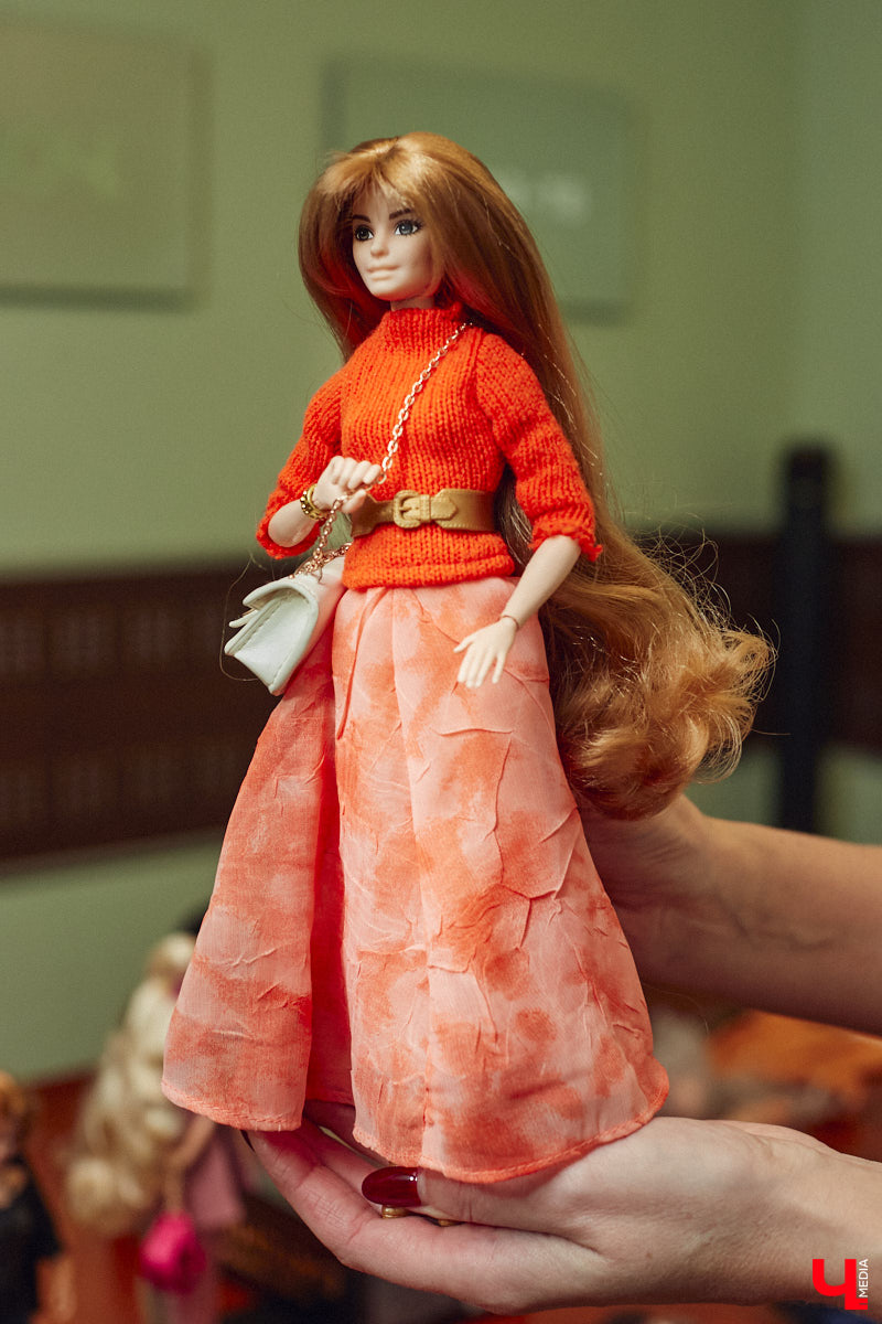 Взрослые тоже любят играть. Только так им удается хоть ненадолго открыть портал в прошлое. Екатерина Артюхова из Владимира посвящает свободное время барби. Она их наряжает, перепрошивает, иногда меняет части тел, дабы довести куколку до идеала. В ее коллекции уже около 70 гламурных красоток и мачо, часть из которых звездные копии.