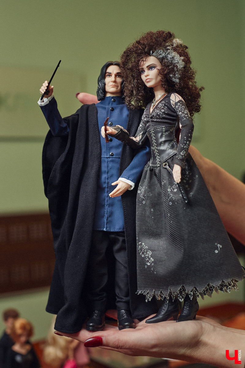 Взрослые тоже любят играть. Только так им удается хоть ненадолго открыть портал в прошлое. Екатерина Артюхова из Владимира посвящает свободное время барби. Она их наряжает, перепрошивает, иногда меняет части тел, дабы довести куколку до идеала. В ее коллекции уже около 70 гламурных красоток и мачо, часть из которых звездные копии.