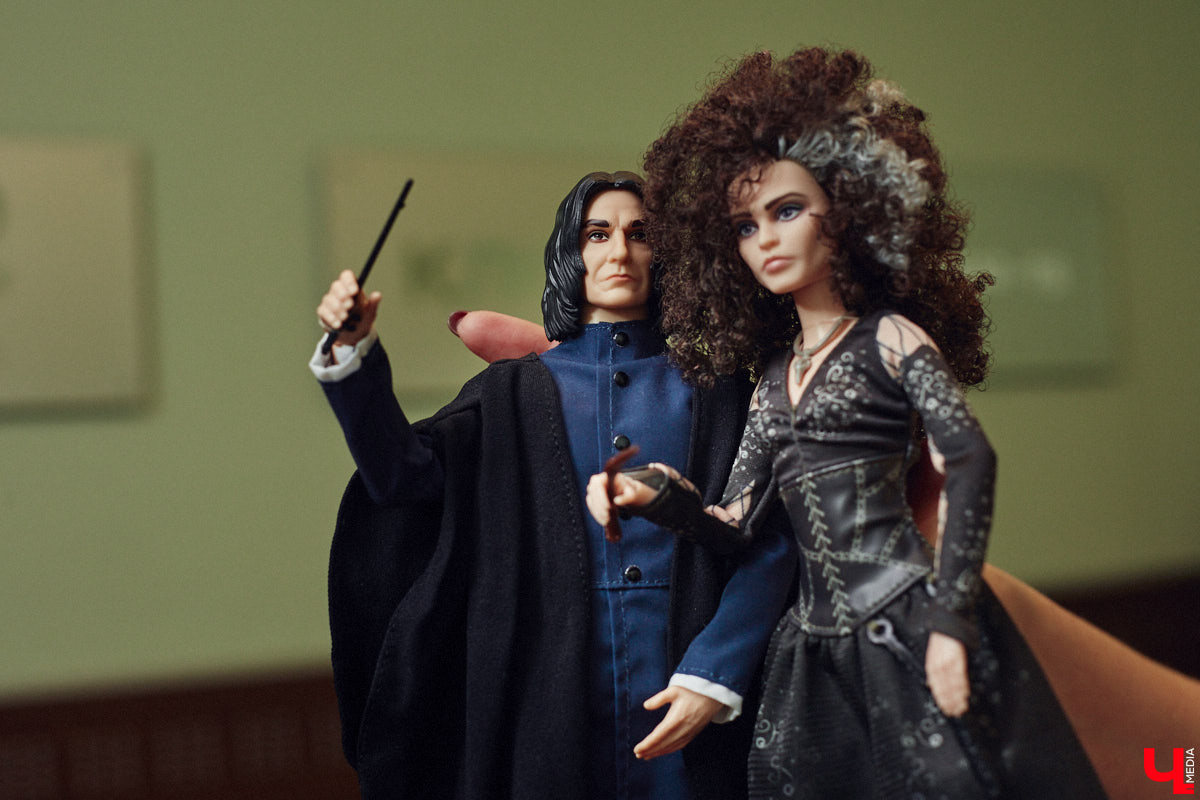 Взрослые тоже любят играть. Только так им удается хоть ненадолго открыть портал в прошлое. Екатерина Артюхова из Владимира посвящает свободное время барби. Она их наряжает, перепрошивает, иногда меняет части тел, дабы довести куколку до идеала. В ее коллекции уже около 70 гламурных красоток и мачо, часть из которых звездные копии.