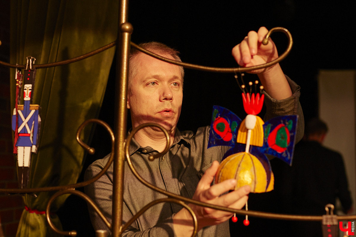 Подарок для юных владимирских зрителей приготовил «Театр         Т» из         Москвы         — волшебный спектакль «Щелкунчик» (0+). Интерактивное представление         — отличный шанс попасть в         сказку Гофмана прямо из         зала. Ожившие персонажи и         чудесные превращения не         оставят равнодушными детей и         их         родителей. Премьерные показы уже стартовали в         областном центре. Наше издание побывало на         одном из         них.