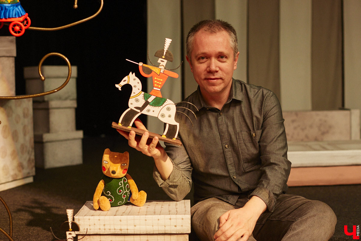 Подарок для юных владимирских зрителей приготовил «Театр         Т» из         Москвы         — волшебный спектакль «Щелкунчик» (0+). Интерактивное представление         — отличный шанс попасть в         сказку Гофмана прямо из         зала. Ожившие персонажи и         чудесные превращения не         оставят равнодушными детей и         их         родителей. Премьерные показы уже стартовали в         областном центре. Наше издание побывало на         одном из         них.