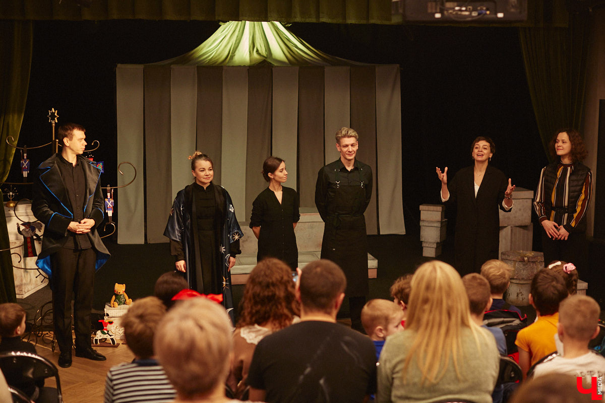 Подарок для юных владимирских зрителей приготовил «Театр         Т» из         Москвы         — волшебный спектакль «Щелкунчик» (0+). Интерактивное представление         — отличный шанс попасть в         сказку Гофмана прямо из         зала. Ожившие персонажи и         чудесные превращения не         оставят равнодушными детей и         их         родителей. Премьерные показы уже стартовали в         областном центре. Наше издание побывало на         одном из         них.