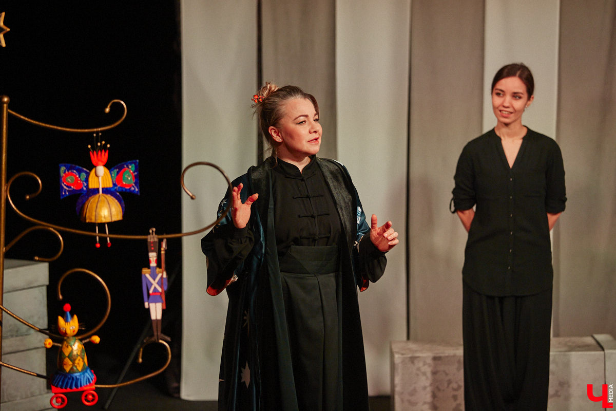 Подарок для юных владимирских зрителей приготовил «Театр         Т» из         Москвы         — волшебный спектакль «Щелкунчик» (0+). Интерактивное представление         — отличный шанс попасть в         сказку Гофмана прямо из         зала. Ожившие персонажи и         чудесные превращения не         оставят равнодушными детей и         их         родителей. Премьерные показы уже стартовали в         областном центре. Наше издание побывало на         одном из         них.