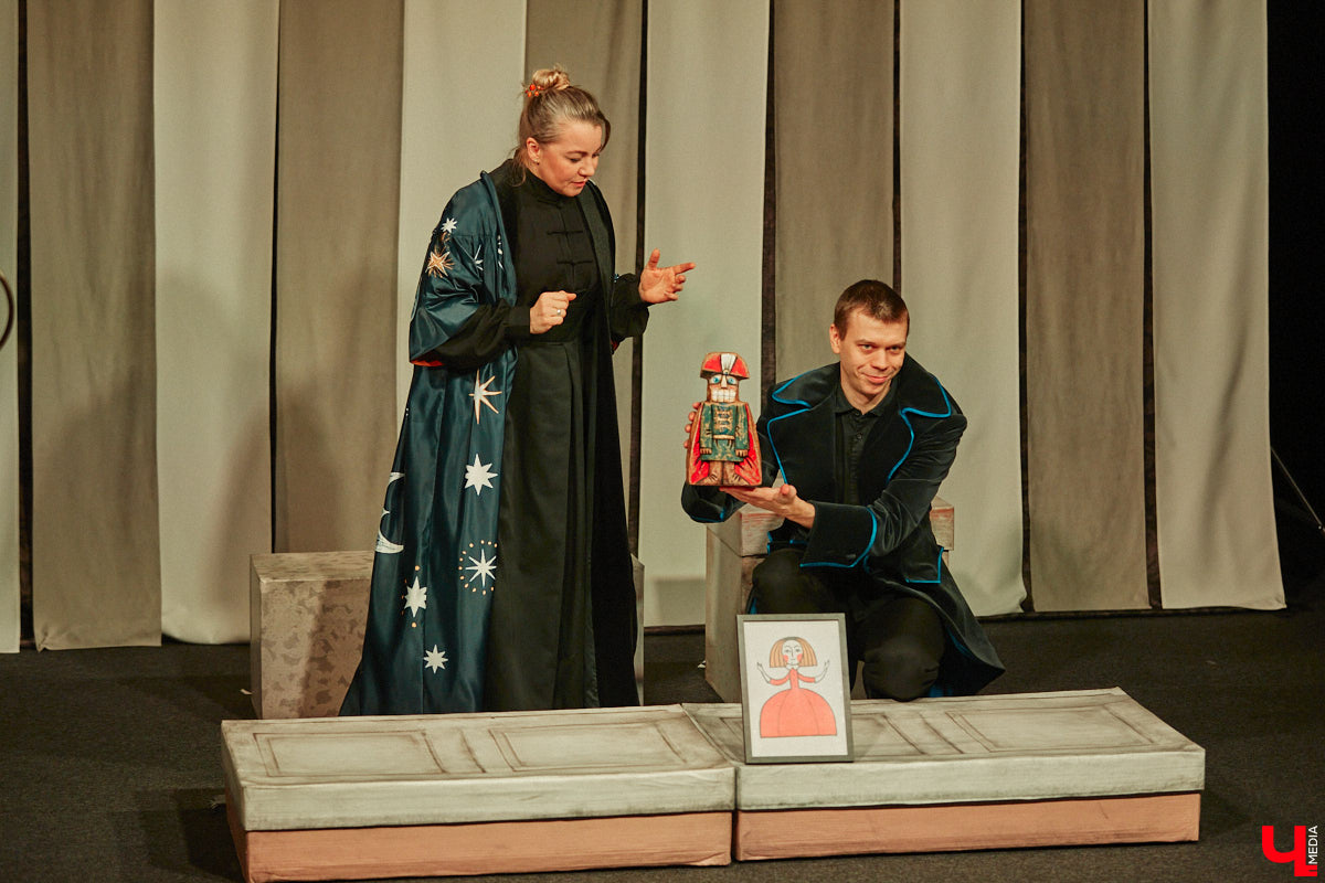 Подарок для юных владимирских зрителей приготовил «Театр         Т» из         Москвы         — волшебный спектакль «Щелкунчик» (0+). Интерактивное представление         — отличный шанс попасть в         сказку Гофмана прямо из         зала. Ожившие персонажи и         чудесные превращения не         оставят равнодушными детей и         их         родителей. Премьерные показы уже стартовали в         областном центре. Наше издание побывало на         одном из         них.