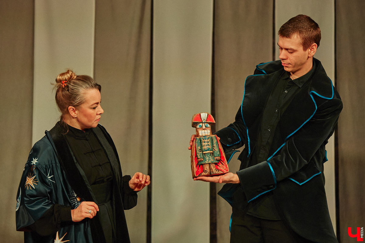 Подарок для юных владимирских зрителей приготовил «Театр         Т» из         Москвы         — волшебный спектакль «Щелкунчик» (0+). Интерактивное представление         — отличный шанс попасть в         сказку Гофмана прямо из         зала. Ожившие персонажи и         чудесные превращения не         оставят равнодушными детей и         их         родителей. Премьерные показы уже стартовали в         областном центре. Наше издание побывало на         одном из         них.