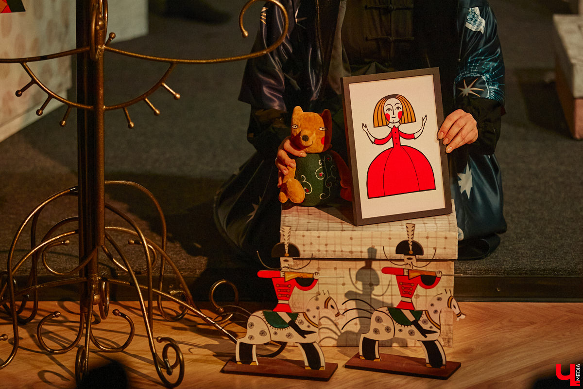 Подарок для юных владимирских зрителей приготовил «Театр         Т» из         Москвы         — волшебный спектакль «Щелкунчик» (0+). Интерактивное представление         — отличный шанс попасть в         сказку Гофмана прямо из         зала. Ожившие персонажи и         чудесные превращения не         оставят равнодушными детей и         их         родителей. Премьерные показы уже стартовали в         областном центре. Наше издание побывало на         одном из         них.