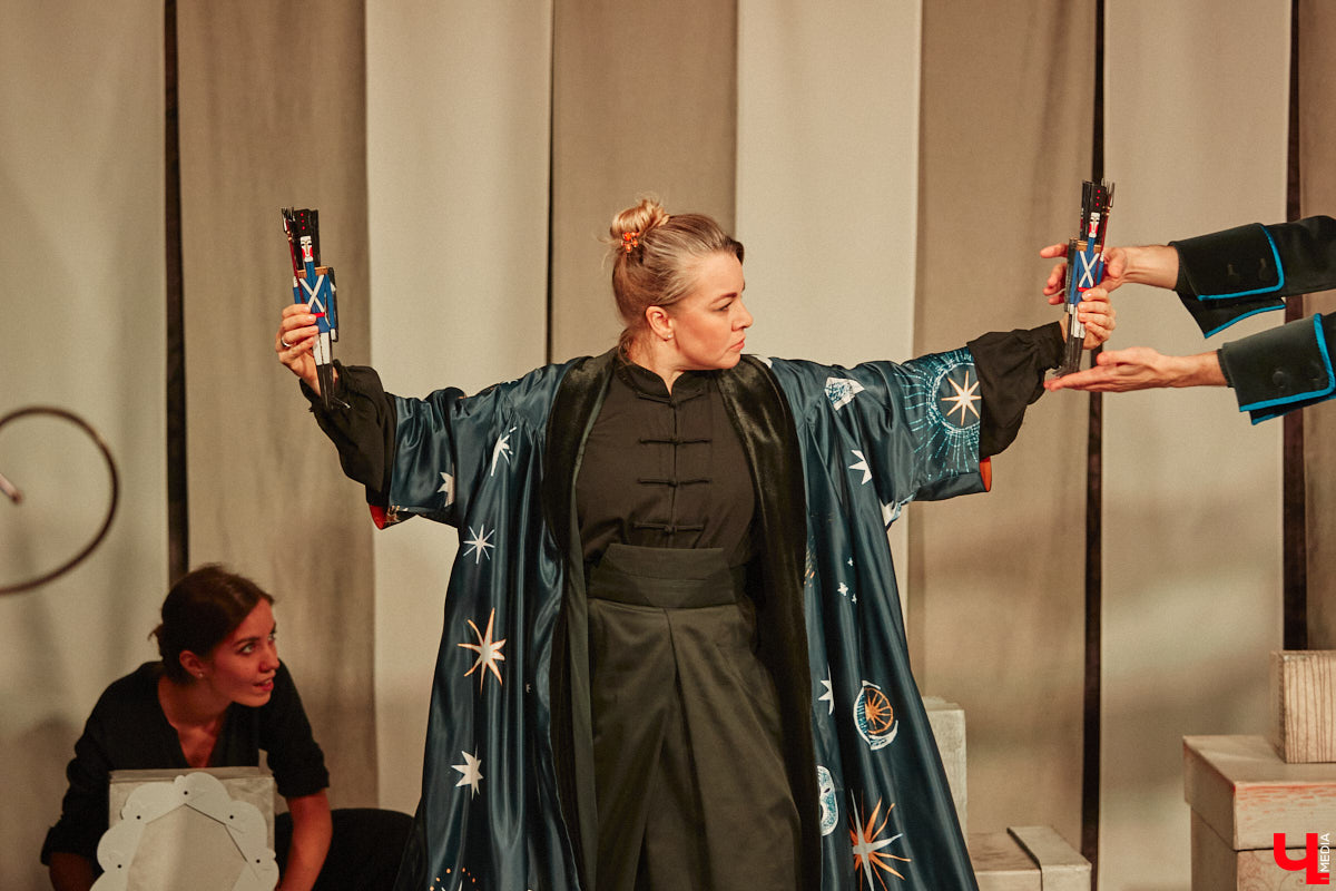 Подарок для юных владимирских зрителей приготовил «Театр         Т» из         Москвы         — волшебный спектакль «Щелкунчик» (0+). Интерактивное представление         — отличный шанс попасть в         сказку Гофмана прямо из         зала. Ожившие персонажи и         чудесные превращения не         оставят равнодушными детей и         их         родителей. Премьерные показы уже стартовали в         областном центре. Наше издание побывало на         одном из         них.