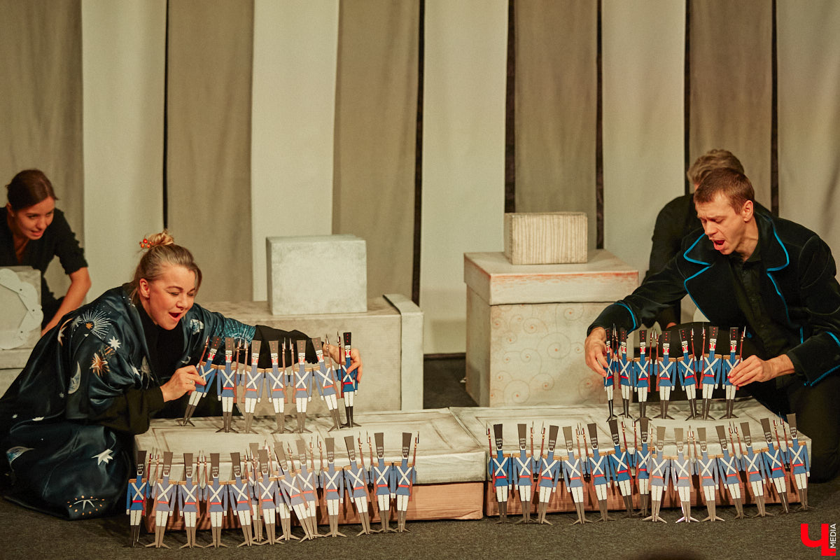 Подарок для юных владимирских зрителей приготовил «Театр         Т» из         Москвы         — волшебный спектакль «Щелкунчик» (0+). Интерактивное представление         — отличный шанс попасть в         сказку Гофмана прямо из         зала. Ожившие персонажи и         чудесные превращения не         оставят равнодушными детей и         их         родителей. Премьерные показы уже стартовали в         областном центре. Наше издание побывало на         одном из         них.