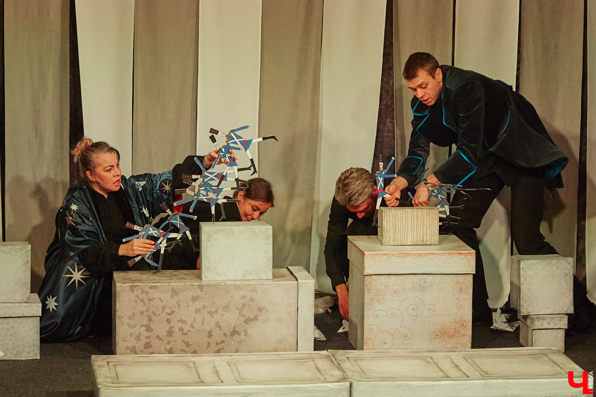 Подарок для юных владимирских зрителей приготовил «Театр         Т» из         Москвы         — волшебный спектакль «Щелкунчик» (0+). Интерактивное представление         — отличный шанс попасть в         сказку Гофмана прямо из         зала. Ожившие персонажи и         чудесные превращения не         оставят равнодушными детей и         их         родителей. Премьерные показы уже стартовали в         областном центре. Наше издание побывало на         одном из         них.