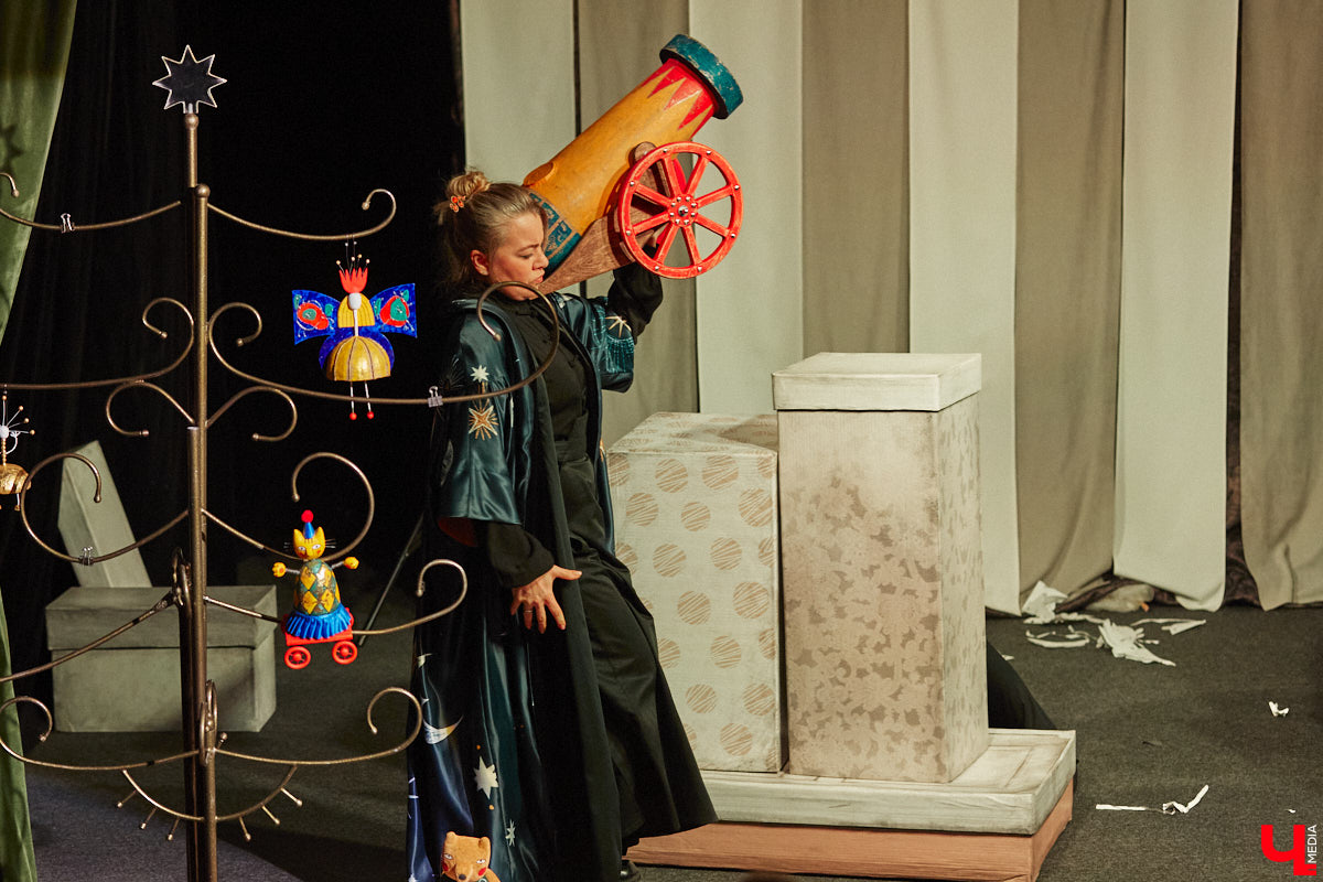 Подарок для юных владимирских зрителей приготовил «Театр         Т» из         Москвы         — волшебный спектакль «Щелкунчик» (0+). Интерактивное представление         — отличный шанс попасть в         сказку Гофмана прямо из         зала. Ожившие персонажи и         чудесные превращения не         оставят равнодушными детей и         их         родителей. Премьерные показы уже стартовали в         областном центре. Наше издание побывало на         одном из         них.