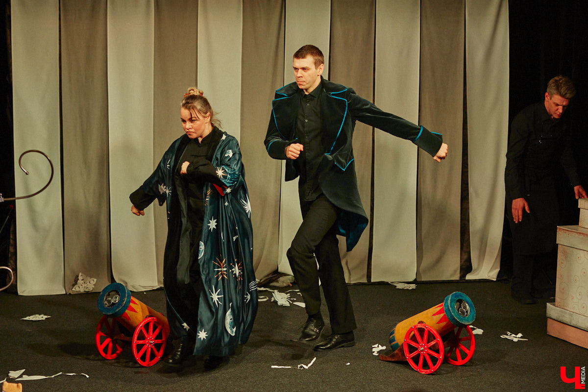 Подарок для юных владимирских зрителей приготовил «Театр         Т» из         Москвы         — волшебный спектакль «Щелкунчик» (0+). Интерактивное представление         — отличный шанс попасть в         сказку Гофмана прямо из         зала. Ожившие персонажи и         чудесные превращения не         оставят равнодушными детей и         их         родителей. Премьерные показы уже стартовали в         областном центре. Наше издание побывало на         одном из         них.