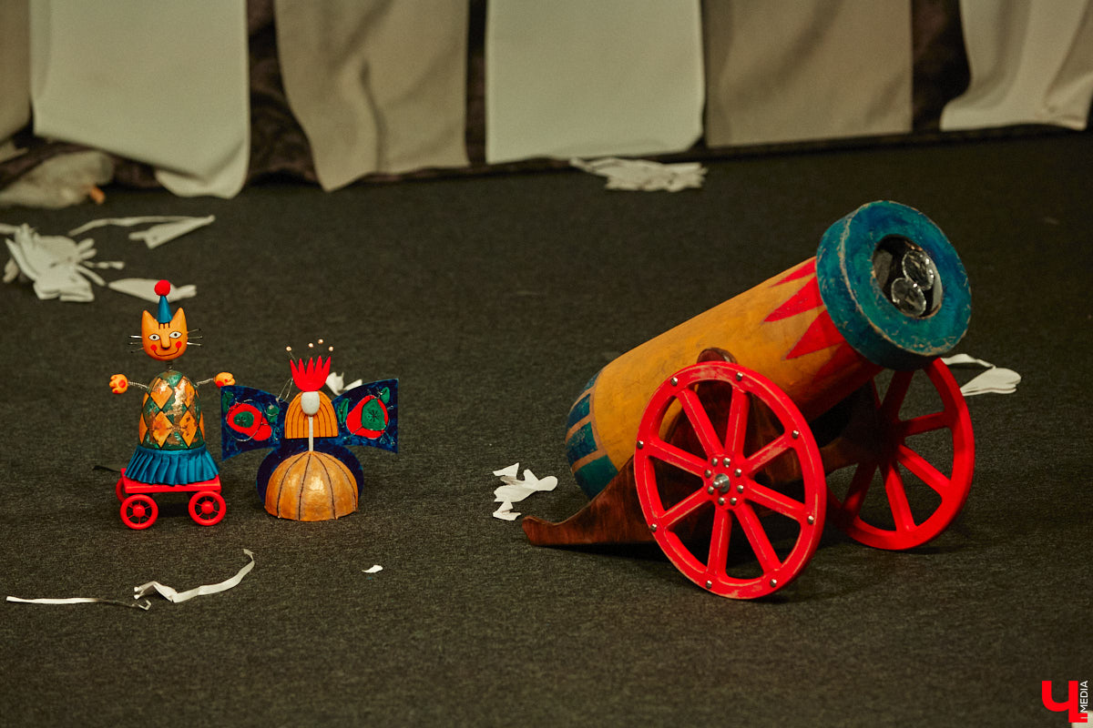 Подарок для юных владимирских зрителей приготовил «Театр         Т» из         Москвы         — волшебный спектакль «Щелкунчик» (0+). Интерактивное представление         — отличный шанс попасть в         сказку Гофмана прямо из         зала. Ожившие персонажи и         чудесные превращения не         оставят равнодушными детей и         их         родителей. Премьерные показы уже стартовали в         областном центре. Наше издание побывало на         одном из         них.