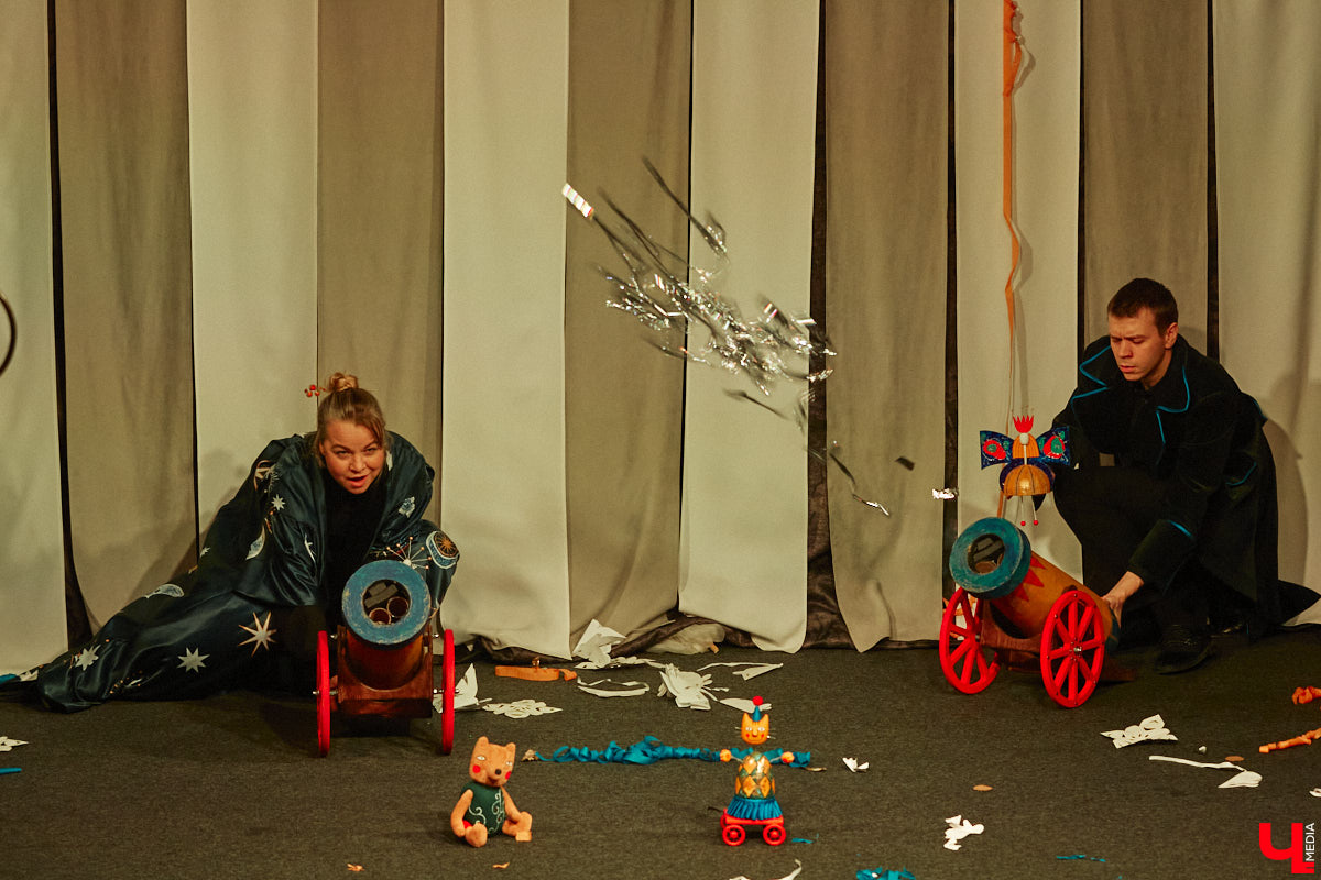 Подарок для юных владимирских зрителей приготовил «Театр         Т» из         Москвы         — волшебный спектакль «Щелкунчик» (0+). Интерактивное представление         — отличный шанс попасть в         сказку Гофмана прямо из         зала. Ожившие персонажи и         чудесные превращения не         оставят равнодушными детей и         их         родителей. Премьерные показы уже стартовали в         областном центре. Наше издание побывало на         одном из         них.