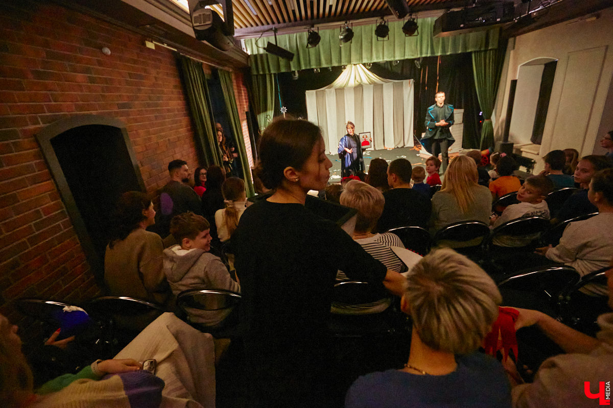 Подарок для юных владимирских зрителей приготовил «Театр         Т» из         Москвы         — волшебный спектакль «Щелкунчик» (0+). Интерактивное представление         — отличный шанс попасть в         сказку Гофмана прямо из         зала. Ожившие персонажи и         чудесные превращения не         оставят равнодушными детей и         их         родителей. Премьерные показы уже стартовали в         областном центре. Наше издание побывало на         одном из         них.