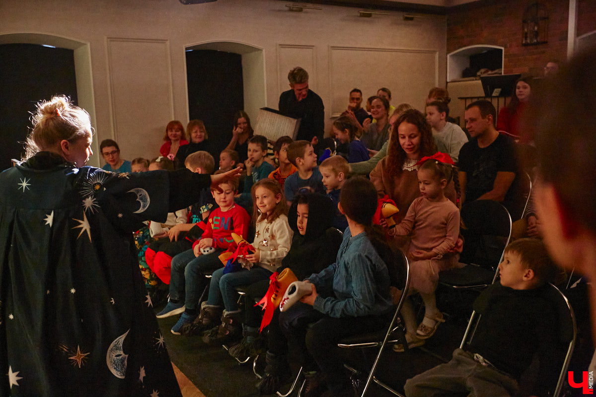 Подарок для юных владимирских зрителей приготовил «Театр         Т» из         Москвы         — волшебный спектакль «Щелкунчик» (0+). Интерактивное представление         — отличный шанс попасть в         сказку Гофмана прямо из         зала. Ожившие персонажи и         чудесные превращения не         оставят равнодушными детей и         их         родителей. Премьерные показы уже стартовали в         областном центре. Наше издание побывало на         одном из         них.