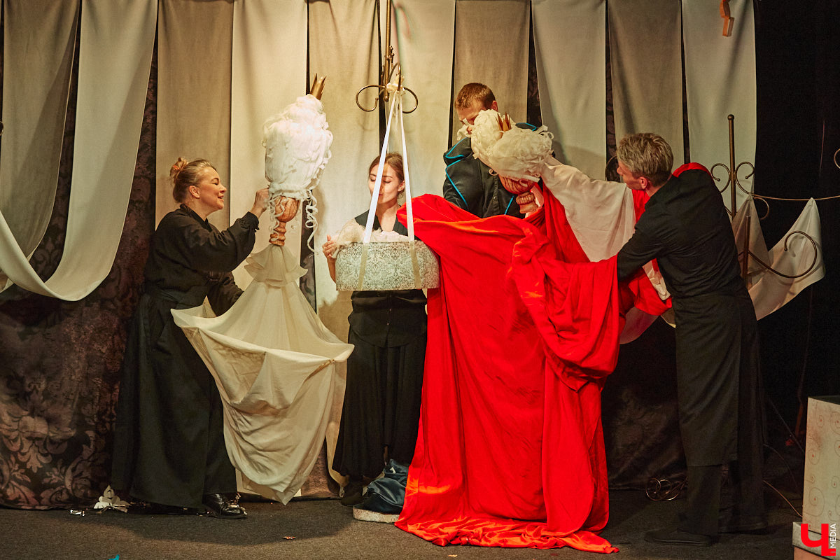 Подарок для юных владимирских зрителей приготовил «Театр         Т» из         Москвы         — волшебный спектакль «Щелкунчик» (0+). Интерактивное представление         — отличный шанс попасть в         сказку Гофмана прямо из         зала. Ожившие персонажи и         чудесные превращения не         оставят равнодушными детей и         их         родителей. Премьерные показы уже стартовали в         областном центре. Наше издание побывало на         одном из         них.