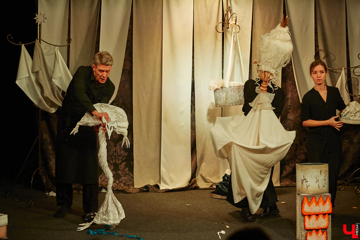 Подарок для юных владимирских зрителей приготовил «Театр         Т» из         Москвы         — волшебный спектакль «Щелкунчик» (0+). Интерактивное представление         — отличный шанс попасть в         сказку Гофмана прямо из         зала. Ожившие персонажи и         чудесные превращения не         оставят равнодушными детей и         их         родителей. Премьерные показы уже стартовали в         областном центре. Наше издание побывало на         одном из         них.