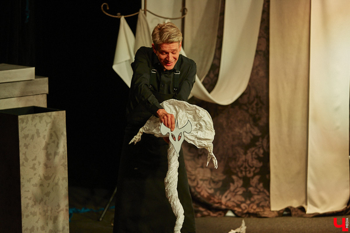 Подарок для юных владимирских зрителей приготовил «Театр         Т» из         Москвы         — волшебный спектакль «Щелкунчик» (0+). Интерактивное представление         — отличный шанс попасть в         сказку Гофмана прямо из         зала. Ожившие персонажи и         чудесные превращения не         оставят равнодушными детей и         их         родителей. Премьерные показы уже стартовали в         областном центре. Наше издание побывало на         одном из         них.