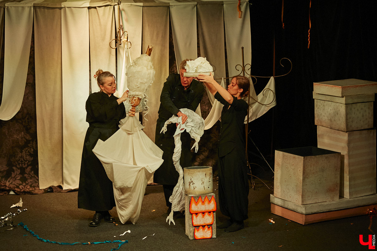 Подарок для юных владимирских зрителей приготовил «Театр         Т» из         Москвы         — волшебный спектакль «Щелкунчик» (0+). Интерактивное представление         — отличный шанс попасть в         сказку Гофмана прямо из         зала. Ожившие персонажи и         чудесные превращения не         оставят равнодушными детей и         их         родителей. Премьерные показы уже стартовали в         областном центре. Наше издание побывало на         одном из         них.