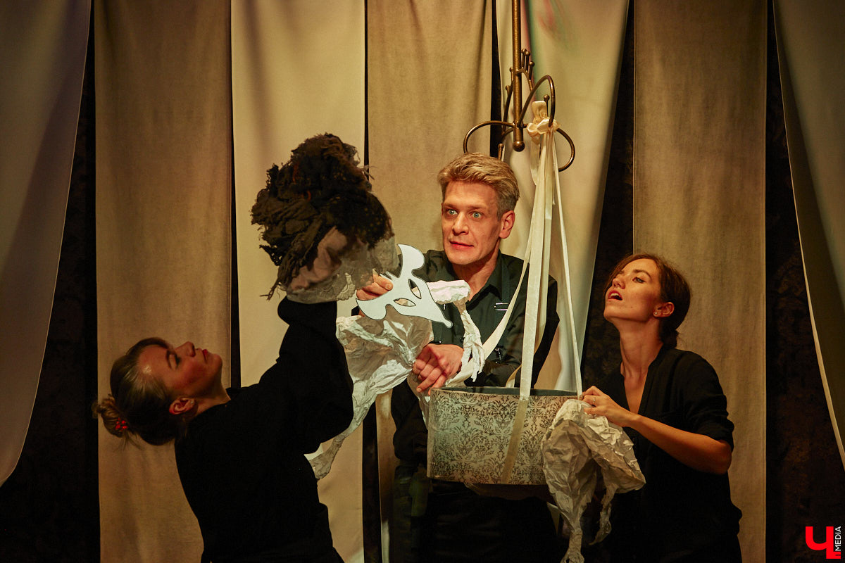 Подарок для юных владимирских зрителей приготовил «Театр         Т» из         Москвы         — волшебный спектакль «Щелкунчик» (0+). Интерактивное представление         — отличный шанс попасть в         сказку Гофмана прямо из         зала. Ожившие персонажи и         чудесные превращения не         оставят равнодушными детей и         их         родителей. Премьерные показы уже стартовали в         областном центре. Наше издание побывало на         одном из         них.