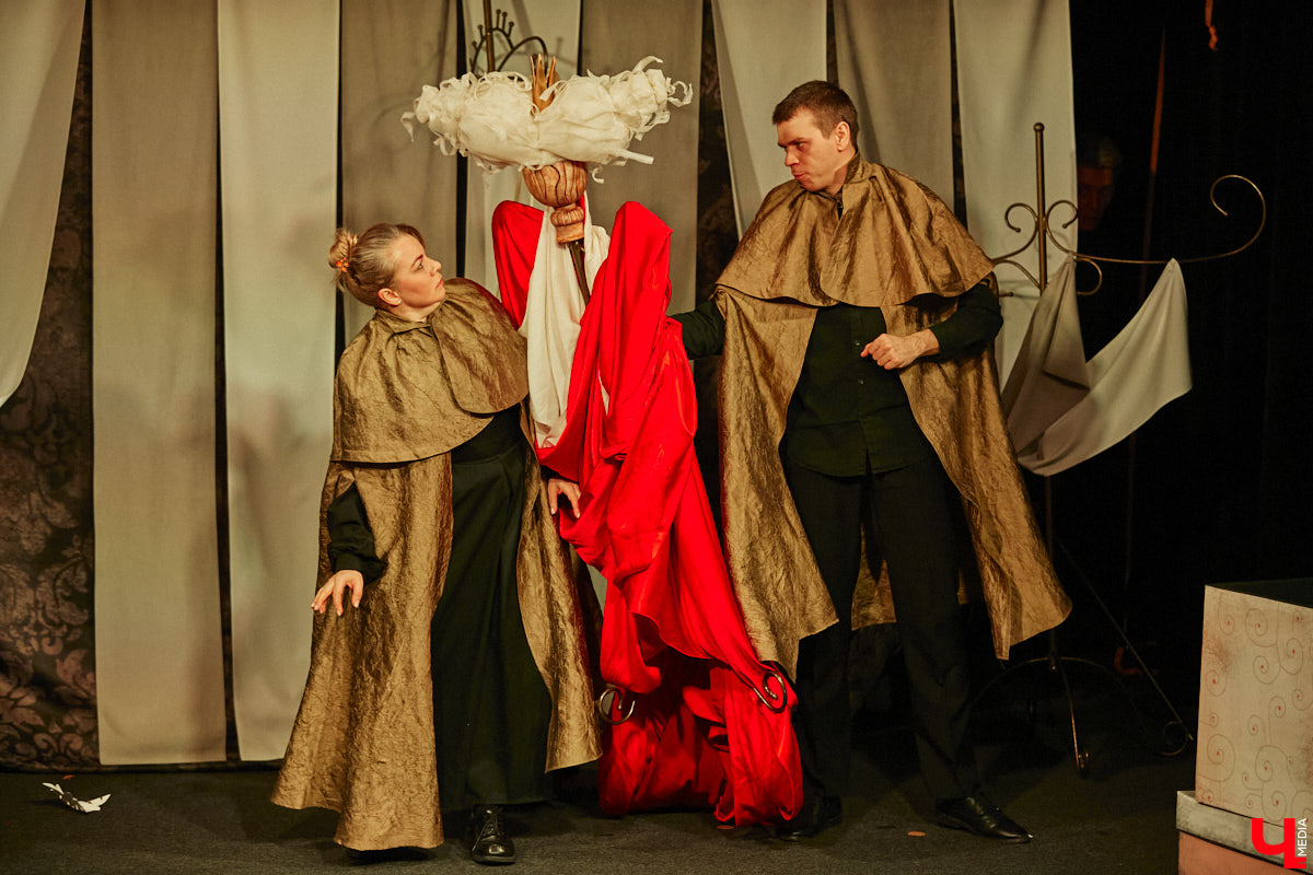 Подарок для юных владимирских зрителей приготовил «Театр         Т» из         Москвы         — волшебный спектакль «Щелкунчик» (0+). Интерактивное представление         — отличный шанс попасть в         сказку Гофмана прямо из         зала. Ожившие персонажи и         чудесные превращения не         оставят равнодушными детей и         их         родителей. Премьерные показы уже стартовали в         областном центре. Наше издание побывало на         одном из         них.