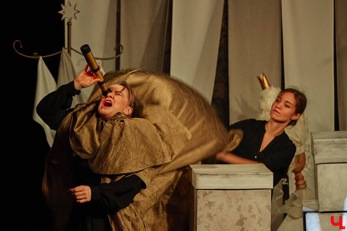 Подарок для юных владимирских зрителей приготовил «Театр         Т» из         Москвы         — волшебный спектакль «Щелкунчик» (0+). Интерактивное представление         — отличный шанс попасть в         сказку Гофмана прямо из         зала. Ожившие персонажи и         чудесные превращения не         оставят равнодушными детей и         их         родителей. Премьерные показы уже стартовали в         областном центре. Наше издание побывало на         одном из         них.