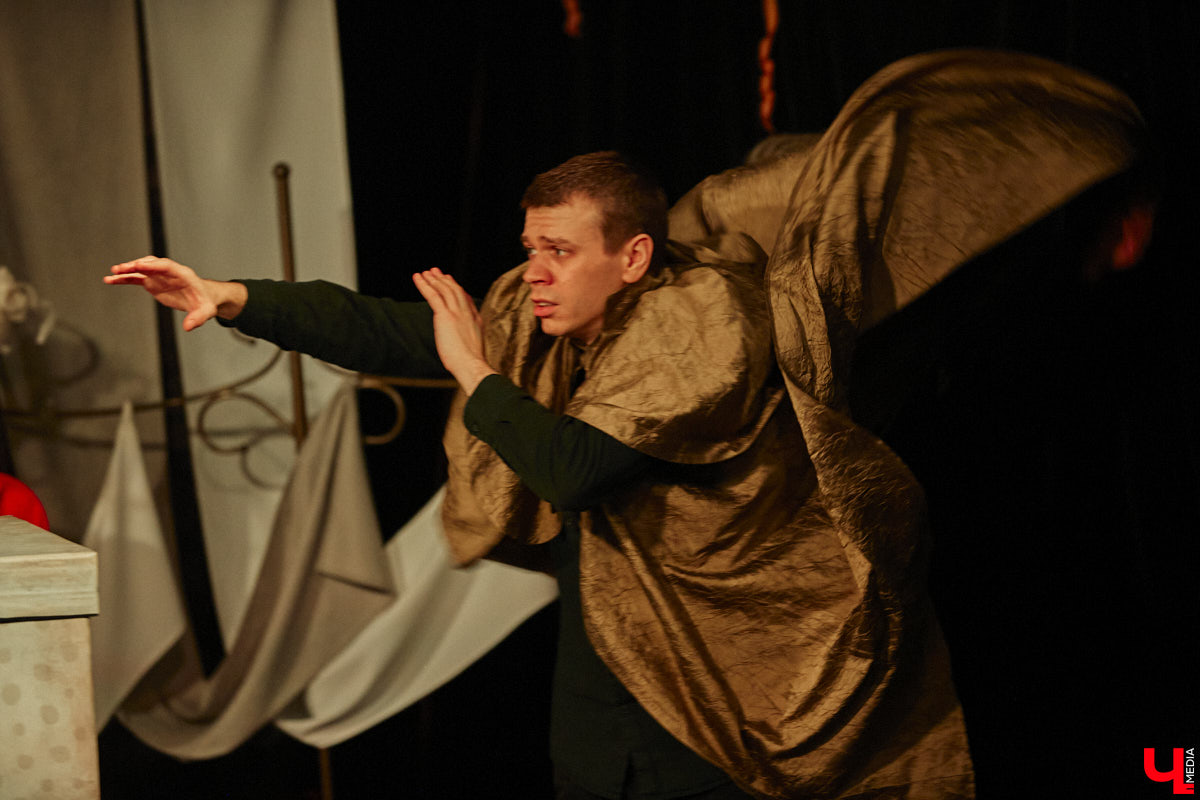 Подарок для юных владимирских зрителей приготовил «Театр         Т» из         Москвы         — волшебный спектакль «Щелкунчик» (0+). Интерактивное представление         — отличный шанс попасть в         сказку Гофмана прямо из         зала. Ожившие персонажи и         чудесные превращения не         оставят равнодушными детей и         их         родителей. Премьерные показы уже стартовали в         областном центре. Наше издание побывало на         одном из         них.