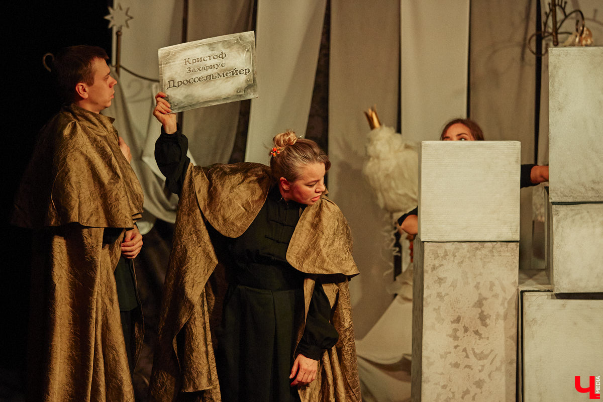 Подарок для юных владимирских зрителей приготовил «Театр         Т» из         Москвы         — волшебный спектакль «Щелкунчик» (0+). Интерактивное представление         — отличный шанс попасть в         сказку Гофмана прямо из         зала. Ожившие персонажи и         чудесные превращения не         оставят равнодушными детей и         их         родителей. Премьерные показы уже стартовали в         областном центре. Наше издание побывало на         одном из         них.